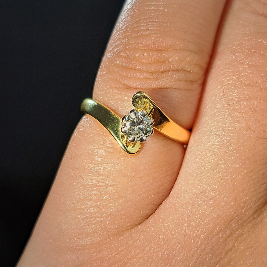 The Vintage 1977 Brilliant Cut Diamond Crossover Ring