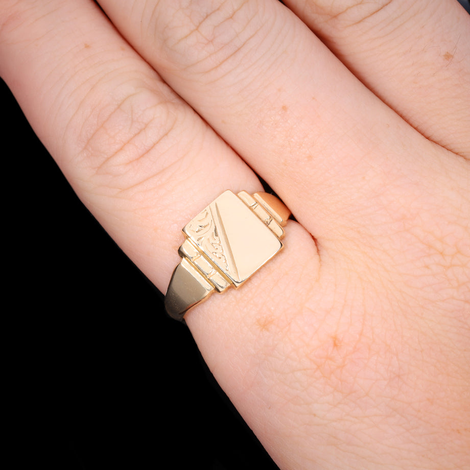 The Vintage 1966 9ct Gold Stepped Shoulder Engraved Signet Ring