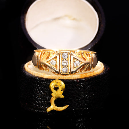 Edwardian five diamond patterned ring in 18ct yellow gold, hallmarked 1902, with decorative scrollwork shoulders and geometric gallery