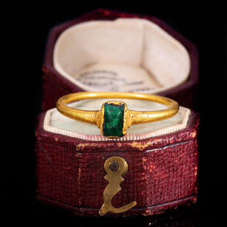 Medieval 14th century emerald cabochon ring in high-carat gold with a rectangular green emerald set in a simple collet