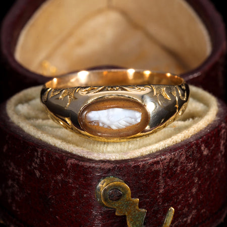 Victorian fede ring in gold with agate cameo depicting clasped hands, displayed in an original antique ring box