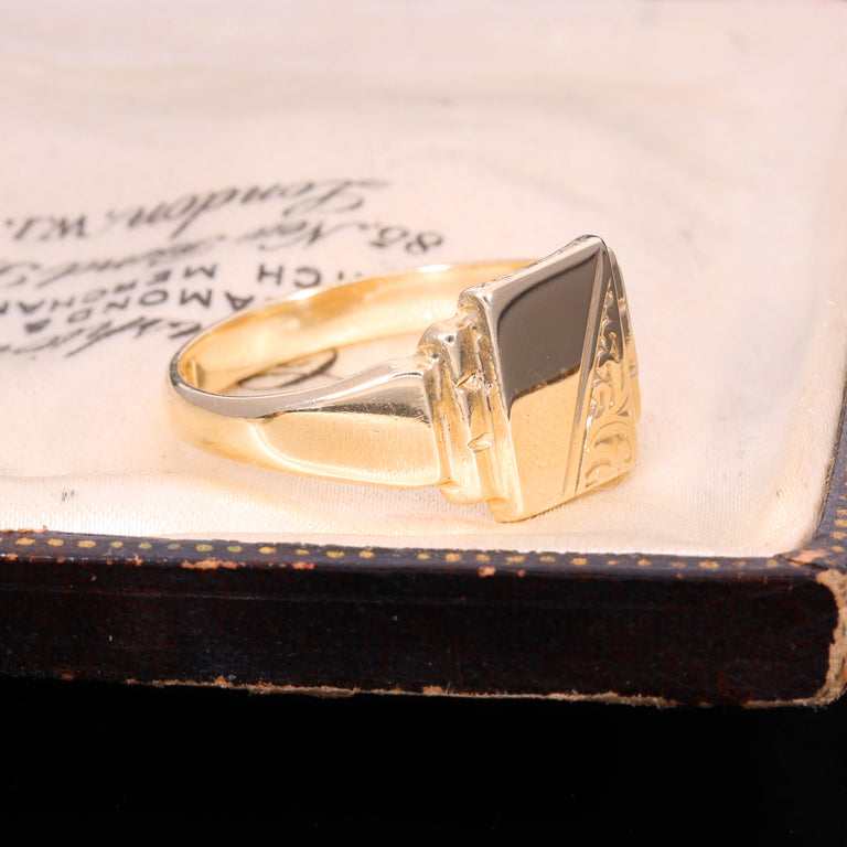 The Vintage 1966 9ct Gold Stepped Shoulder Engraved Signet Ring