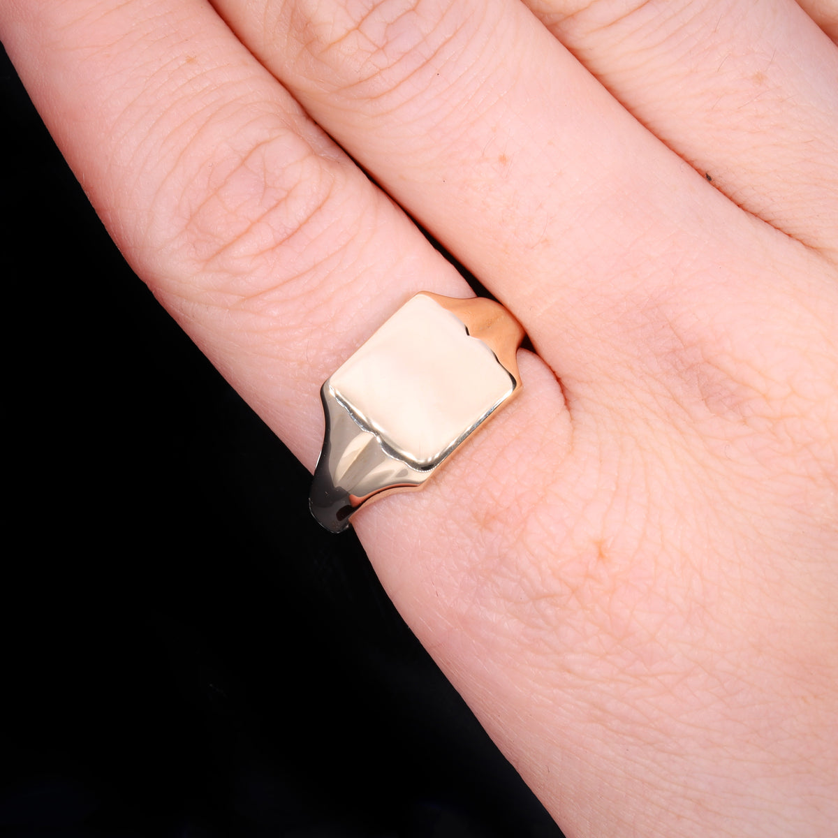 The Vintage 1992 8.49g 9ct Gold Square Signet Ring