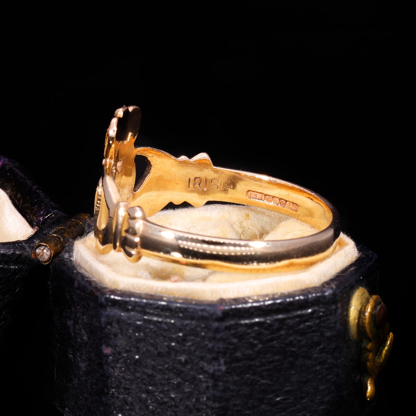 The Vintage 2.63g 9ct Gold Irish Claddagh Ring