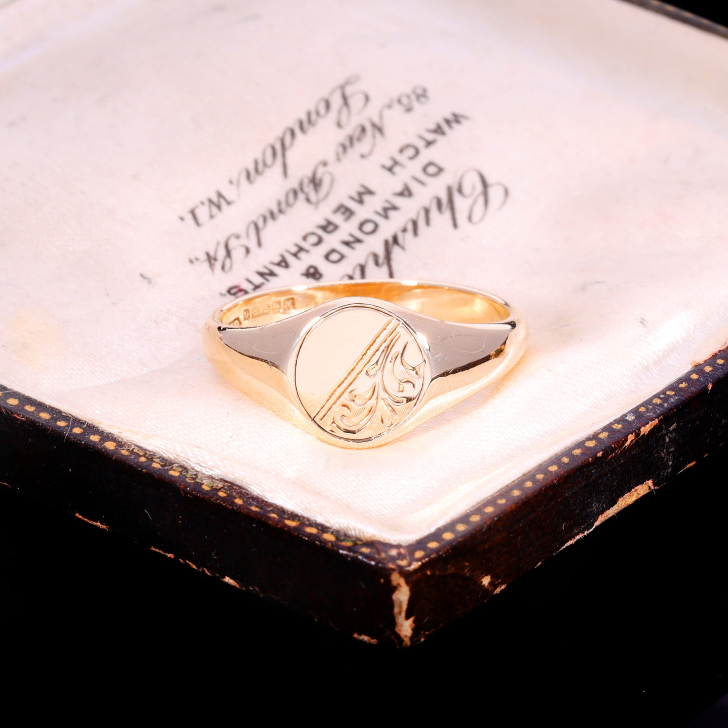 The Vintage 1961 9ct Gold Oval Engraved Signet Ring