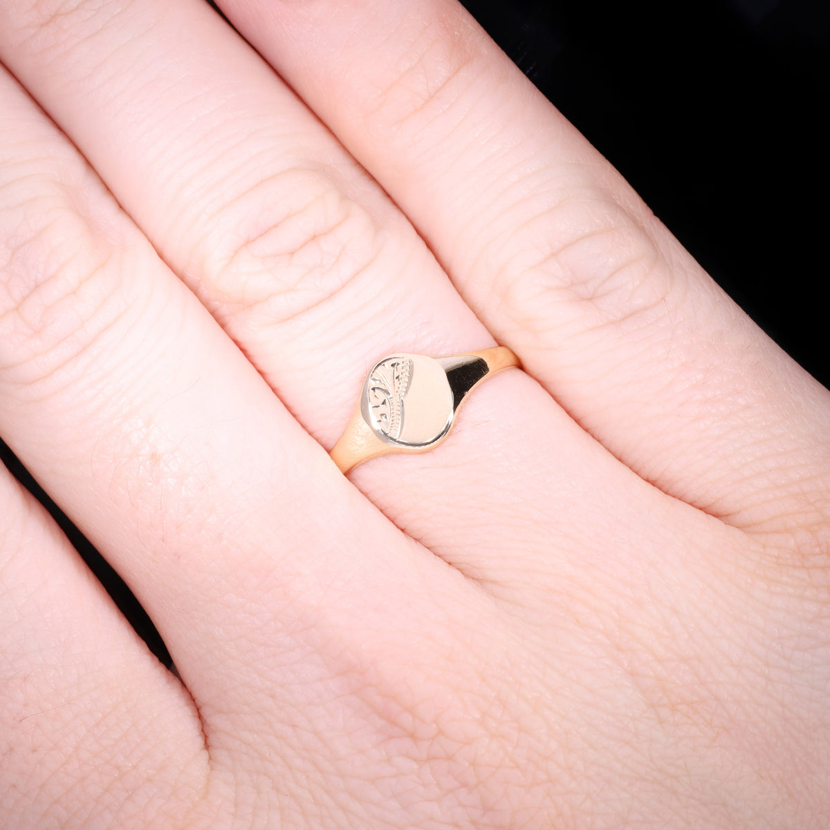 The Vintage 1997 9ct Gold Dainty Oval Signet Ring
