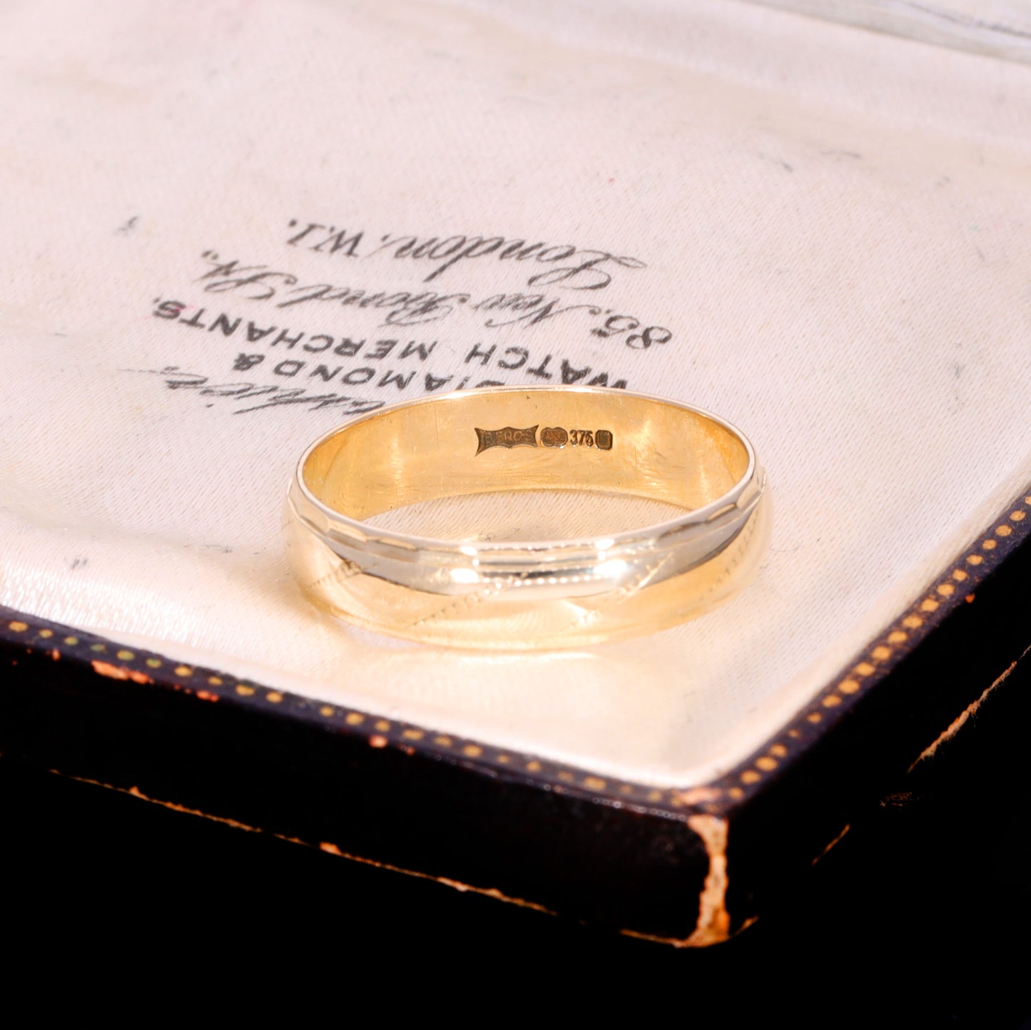 The Vintage 9ct Gold Lined Edge Patterned Wedding Ring
