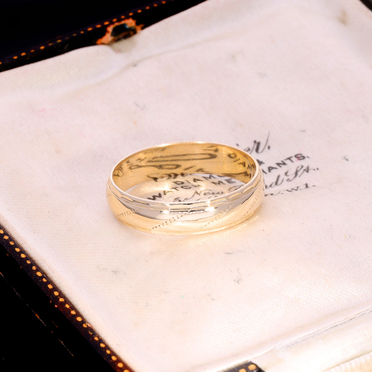 The Vintage 9ct Gold Lined Edge Patterned Wedding Ring