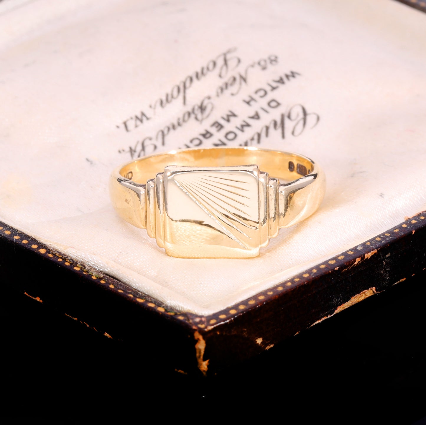 The Vintage 9ct Gold Step Shoulder Square Signet Ring
