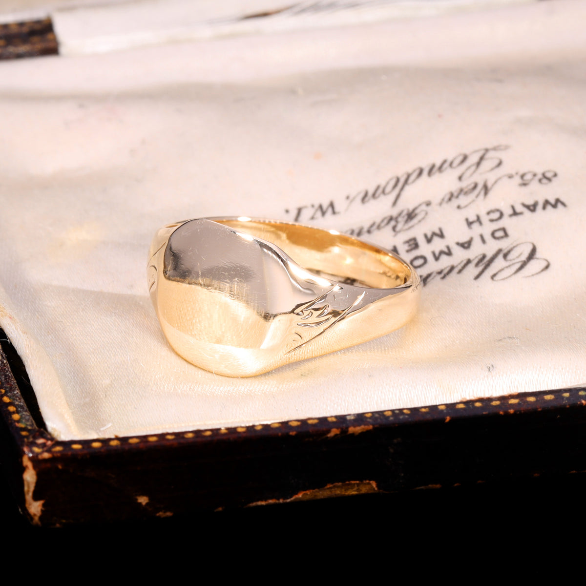 The Vintage 1971 9ct Gold Engraved Shoulder Signet Ring