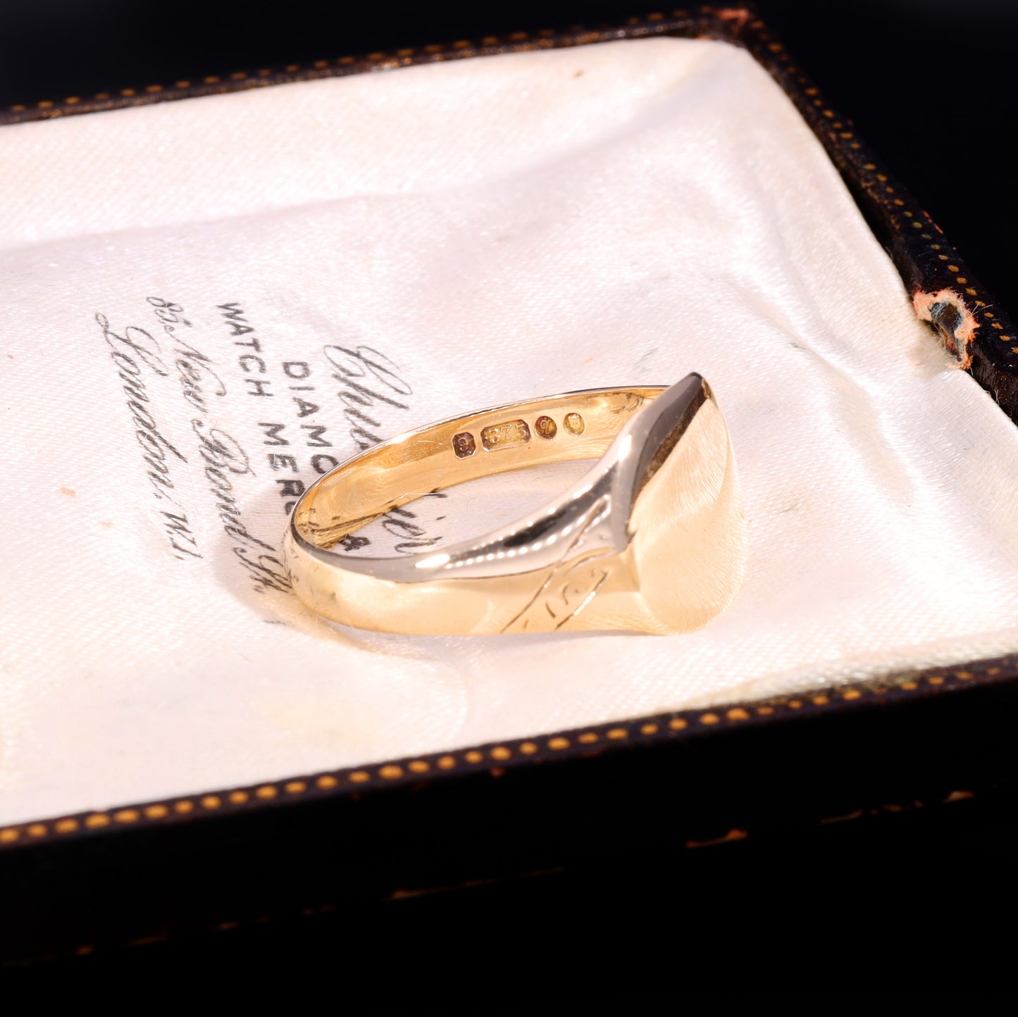 The Vintage 1971 9ct Gold Engraved Shoulder Signet Ring