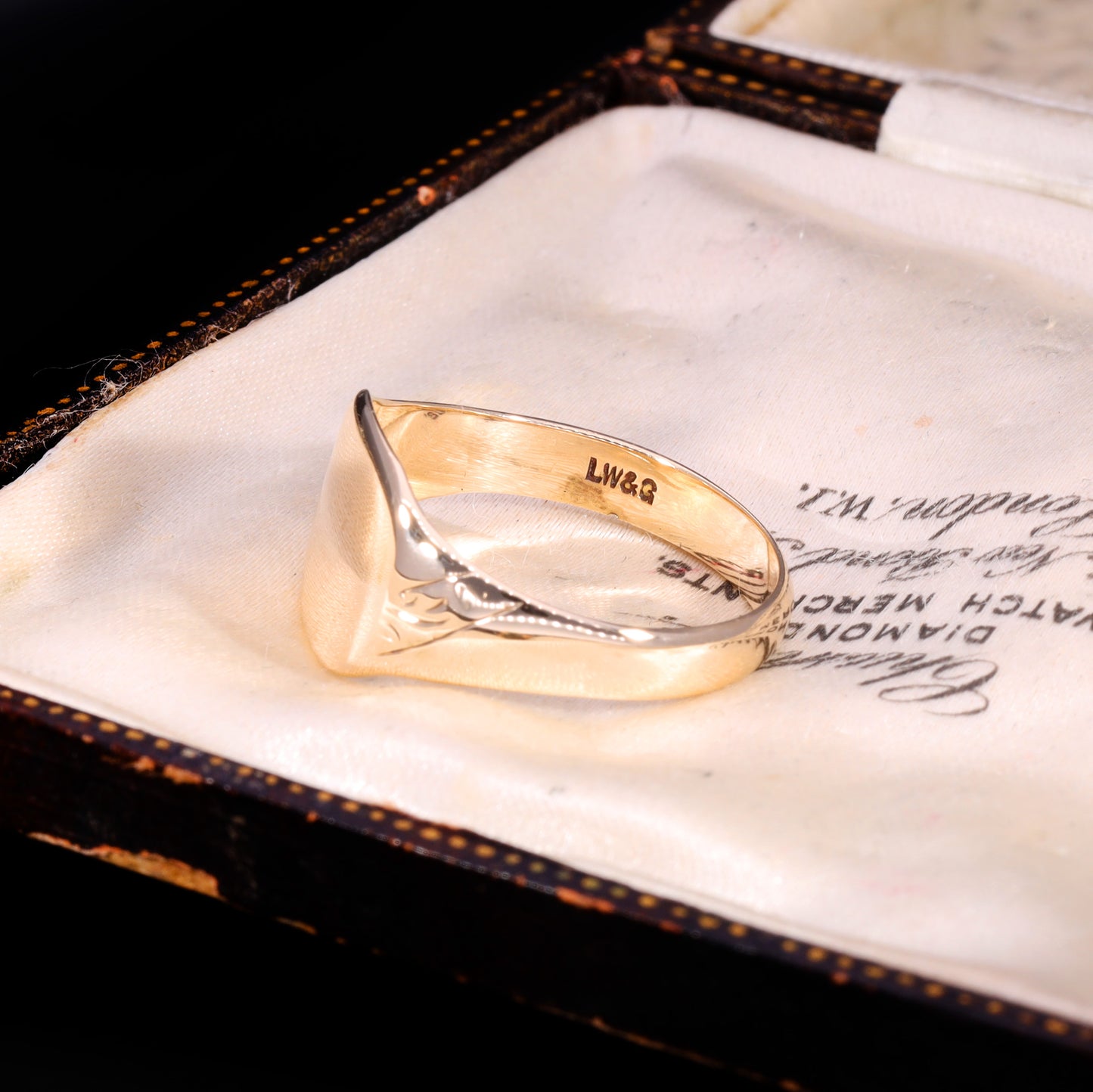 The Vintage 1971 9ct Gold Engraved Shoulder Signet Ring