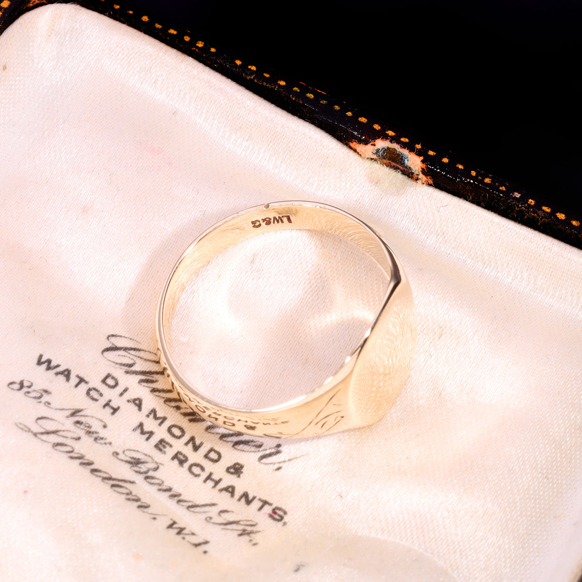 The Vintage 1971 9ct Gold Engraved Shoulder Signet Ring