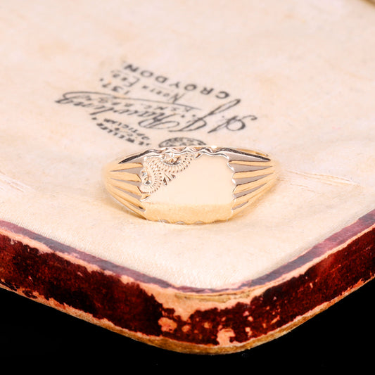 The Vintage 1986 Lined Shoulder Scalloped Edge Signet Ring